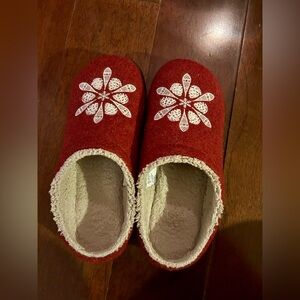 L.L.Bean Women’s Red Sz 7 Medium Daybreak Scuffs W/ Cream Colored Embroidery